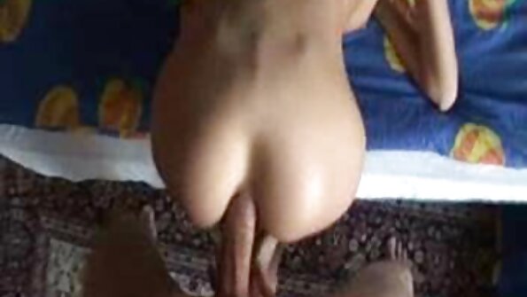 Et blondt udyr vrider sit store bytte foran en seksi vidyo skaldet sort mand.