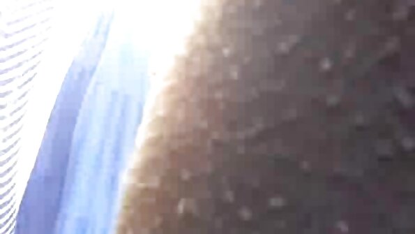 Den krølhårede husmor kærtegnede fyren porno xxx seksi med munden.