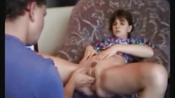 Sexet brunette poserer på baggrund af et seks boy bjerglandskab.