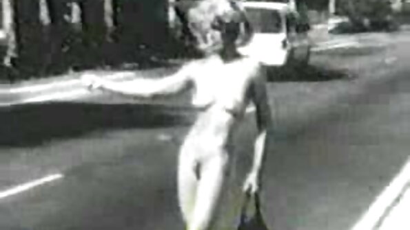 En genert fyr med briller trækker en video seks seksual barmfagre dame over sin pik.