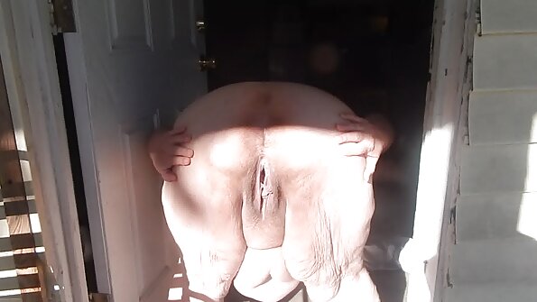 Blondinen med bind for øjnene tog penis ved kinden. seksa video