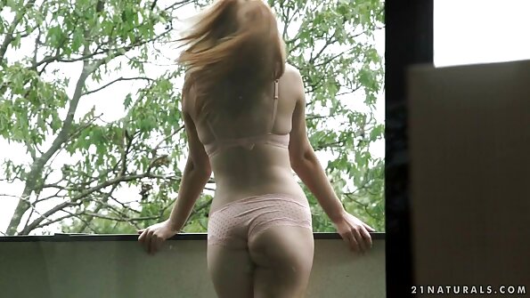 Babe rører ved sin kusse, mens isteri seks video hun ligger på sin yndlingsseng.