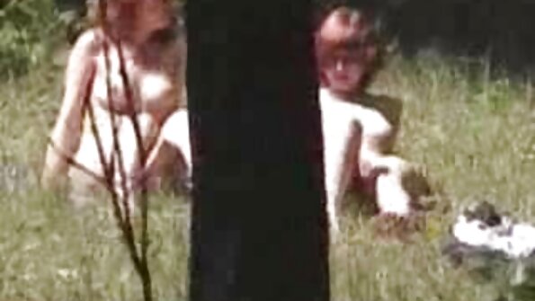 Sød sex poerno chick har nøgen fisse og røv på kameraet.