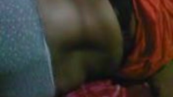 Unge studerende beslutter sig for at have sex porno oral sex på sofaen.