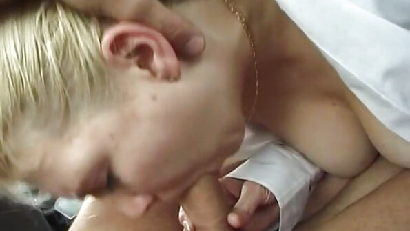 Dejlig blondine knepper godt med to seks massage sorte.