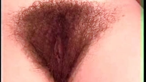 Sorthåret pornoo seksi kylling og fyr havde sex i et mørkt rum.