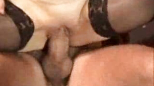 Brunetten vækkede fyren trio sex tube med sine fantastiske huller.