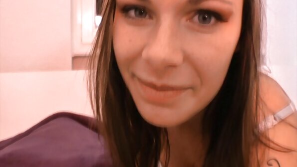 Den sexi hd porno unikke Julia Ann kærtegner sin barberede fisse foran kameraet.