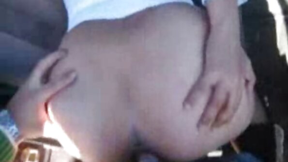 En ung hest knepper seksi orno en fisse med en slugende pik.