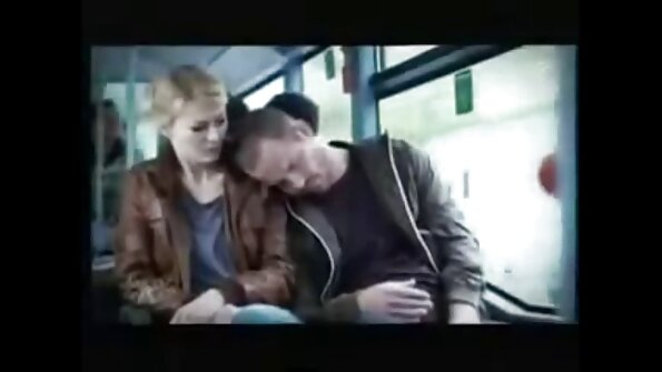 En slank mørk mørk pige bliver kneppet på xxl seks film gaden af ​​to fyre.