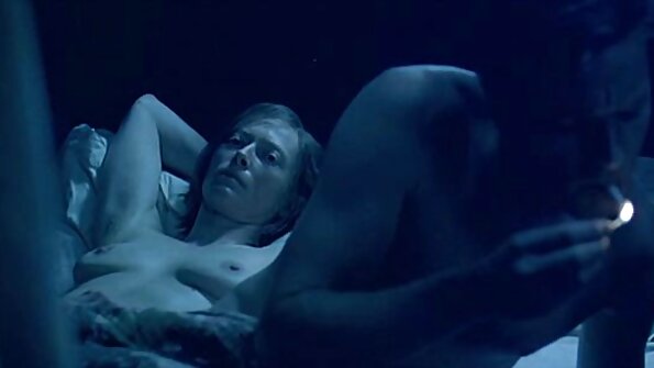 Kyllingen gav en huyasty sort mand sex porno2 i en smart stue .