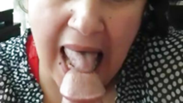 Den blonde faldt på knæ seks porno babi og slugte en tyk pik.