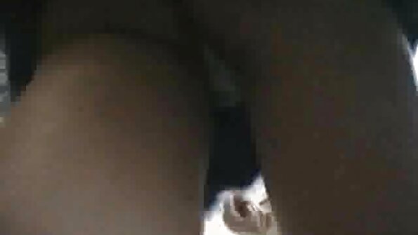 Sultry blondine tilfredsstiller sin fisse gratis seks porno med et vakuum.