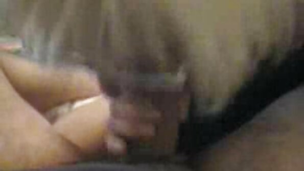 Hvidhåret fræk pige afslappet fisse med seksi video porno et sexlegetøj.