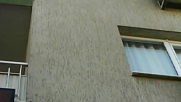 Menchik knepper en saftig dame seks mom porno på trappen i huset.