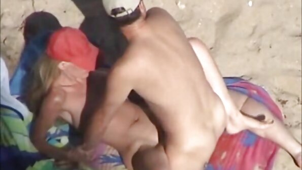 På gulvet i køkkenet kneppede han porno ten sex lidenskabeligt en fed tante.