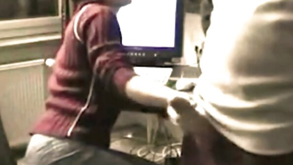 En ophidset mand ruller en tynd sort kvinde extirosli videolar på en penis.