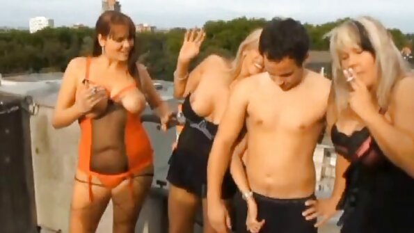 Den lyshårede ged tog en skarp pik xxx seks i munden.