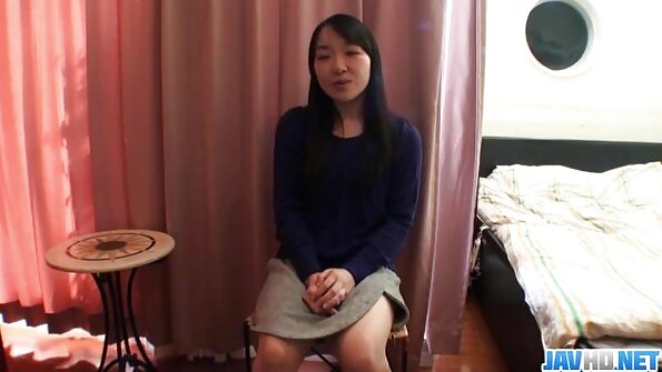 En ung brunette med sperm i ansigtet glæder sig over seks video l hendes tilstedeværelse.