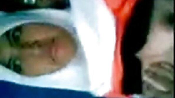 Dygtig elsker slår uz seks vidyo blond ved poolen.