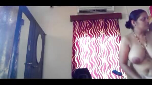 En slank fifa klamrede sig entusiastisk til hendes fisse med en seksi purno vibrator.