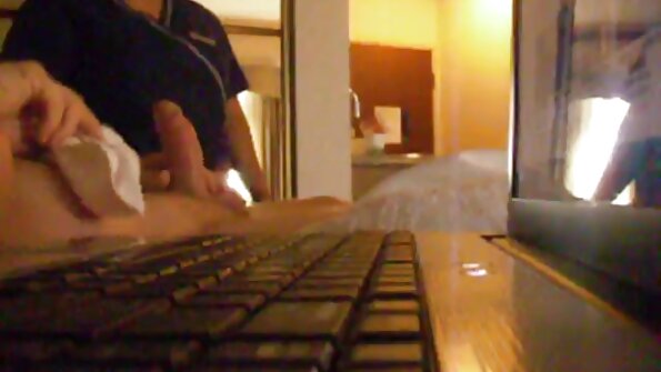 Med blide hænder seks video porno rykker en smuk kvinde af sin fisse.