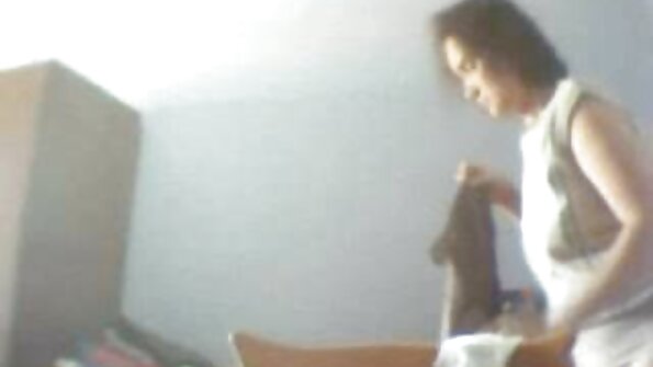 Pigen ser, hvordan hendes ven bliver kneppet med en lang momteach seks penis.