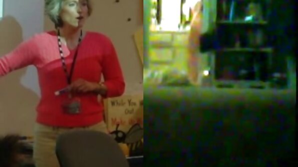 En sød sex lesbi pige elsker at give sig selv til en krølhåret kæreste.