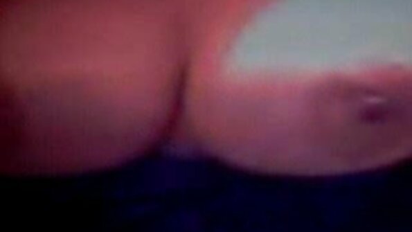 På sit kontor kneppede en mand seks porno wideo en pige.