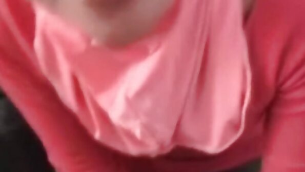 Blonde hottie giver et blidt blowjob til sin kæreste. seks porni