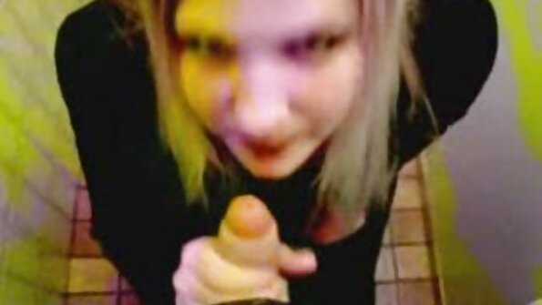 Den blonde skønhed kærtegnede lærerens penis. seks anal