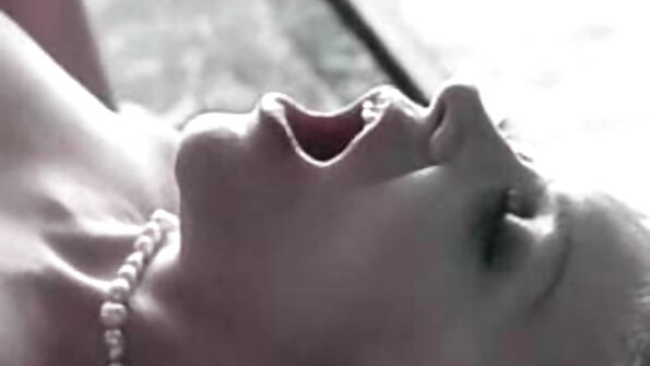 En dristig brunette mature sex porno hd sutter en pik med en dyb hals.