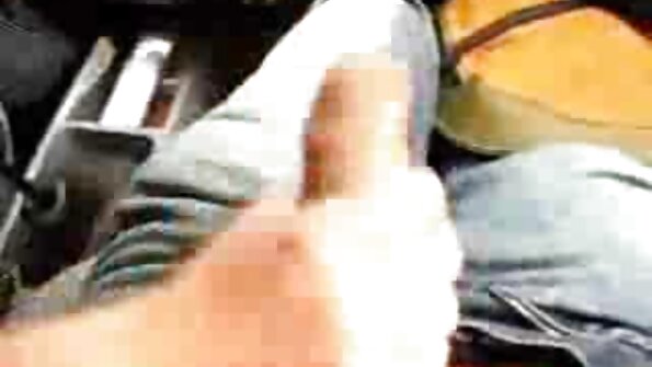 En varm dame kærtegner en ophidset pik med hænderne. sex porno film video