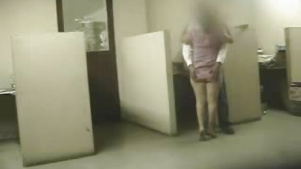 Den fordærvede fyr gav sin ven en pige for en wanita sex video gangs skyld uden spørgsmål.