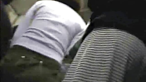 Nøgen macho tengok seks video afsluttede pigen i hånden med sin boner.
