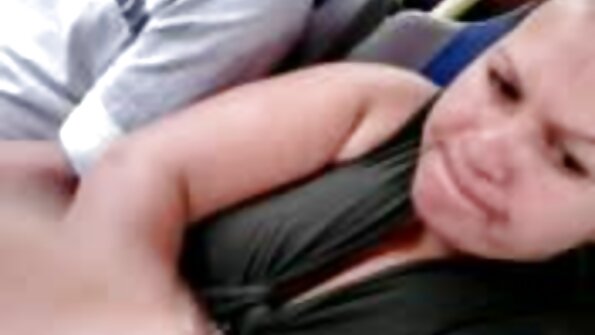 Blonde rører våde erotika video seks huller med fingrene.