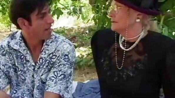 Liderlig bedstemor romantis video sex betalte kæreste for sex.