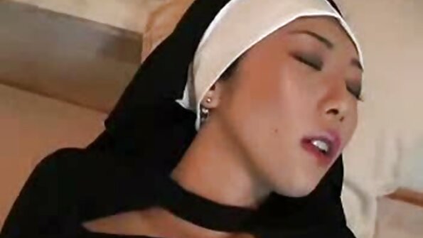 Busty Latina rider på en sort pik af en sekspon stor han.