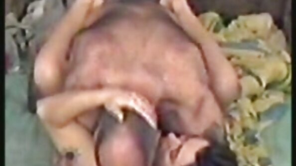 Busty Saina spredte sine ben sex skrita kamera foran fucker.