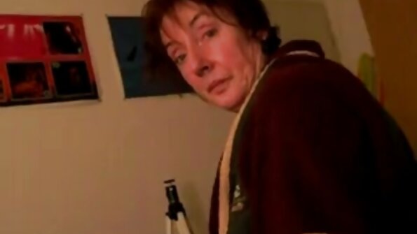 Pigen kan ikke dy sig, lporno sex fordi hun elsker pik meget.