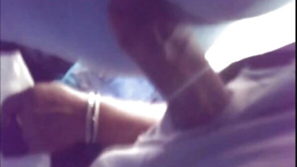 En gift mand knepper en pige på bordet i kusse. brazzer sex porno