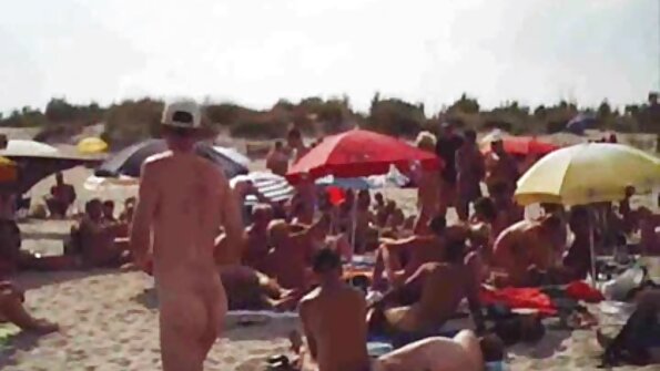 Den blonde tøs giver hot seks tube forsigtigt negeren for første gang i røven.