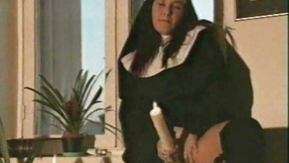 En varm film sex xxx mulat med en stor buste rider på en asiatisk pik.