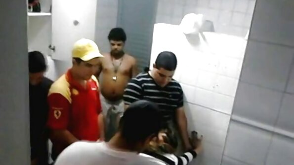 På toilettet modtog seksi film porno tæven gennem hullet et medlem på højeste niveau.