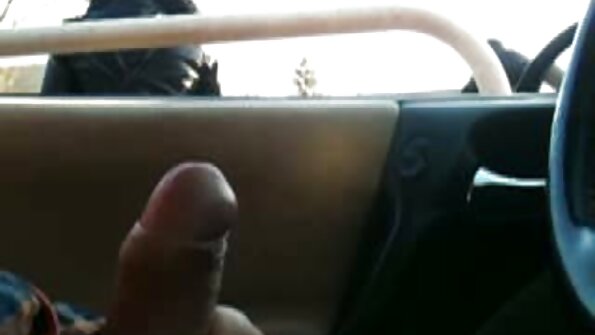 For at tilfredsstille den smukke mand tager pigen pikken seks video xxx i munden.
