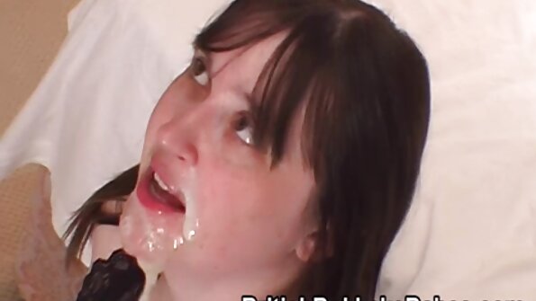 En erfaren træner hjælper pigen porno seks vidjo med at varme op.