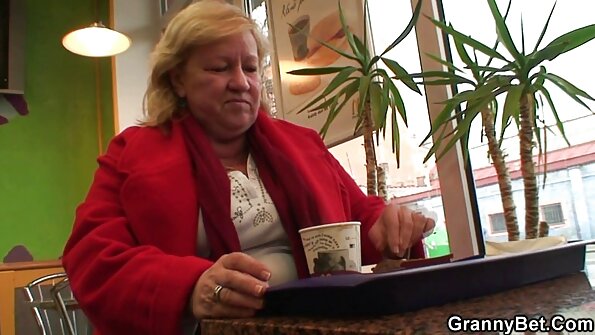 Jeg lagde casting seks video mig på sengen og kneppede russeren i røven.