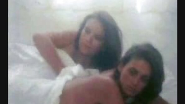 En mand knepper en ung xnxsek blondine med en skarp penis.