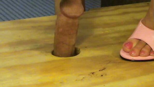 Blonda gav sig selv på sengen til en ung mand. porno sex orgazm