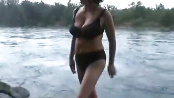 Pigen arbejder med munden og udfører et fantastisk sex skrita kamera blowjob.